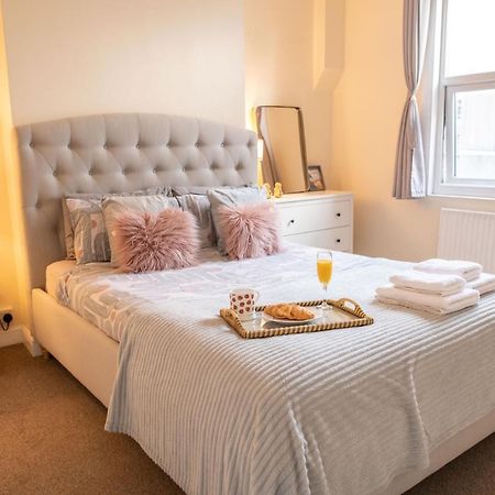 4 Bedroom Flat With High Speed Wi-Fi In North Acton, Ealing, West London Eksteriør billede