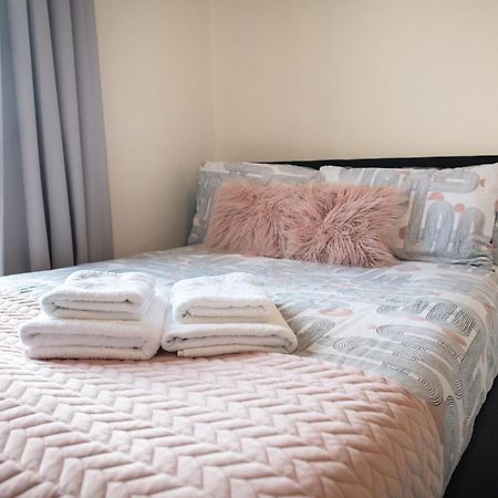 4 Bedroom Flat With High Speed Wi-Fi In North Acton, Ealing, West London Eksteriør billede