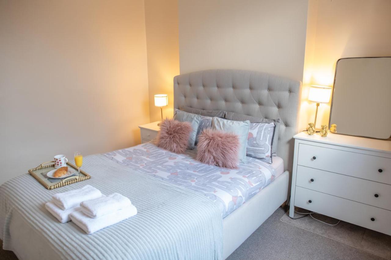 4 Bedroom Flat With High Speed Wi-Fi In North Acton, Ealing, West London Eksteriør billede