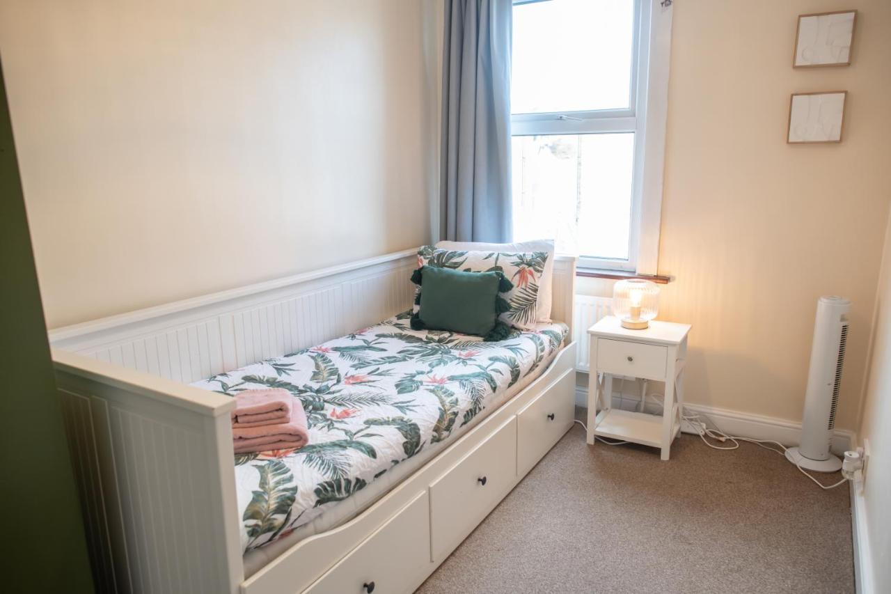 4 Bedroom Flat With High Speed Wi-Fi In North Acton, Ealing, West London Eksteriør billede