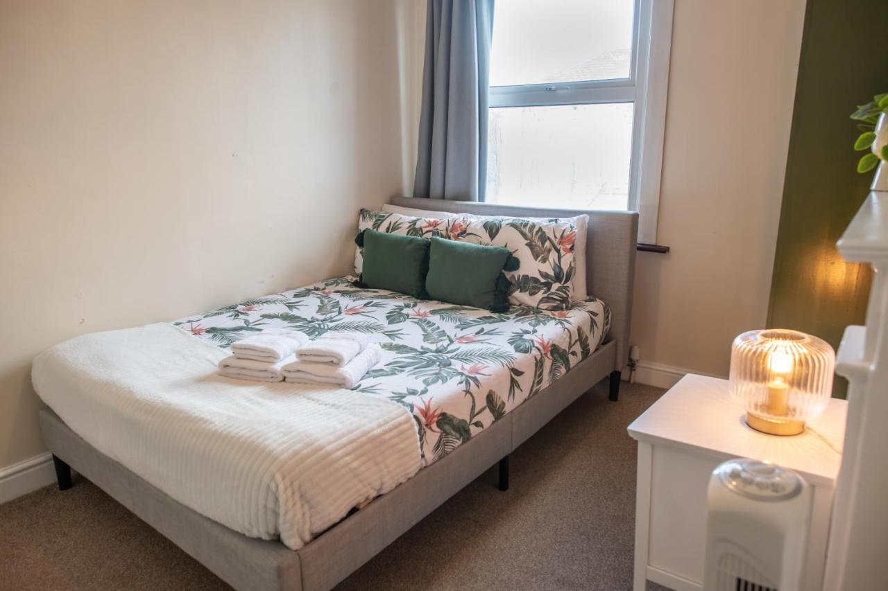 4 Bedroom Flat With High Speed Wi-Fi In North Acton, Ealing, West London Eksteriør billede