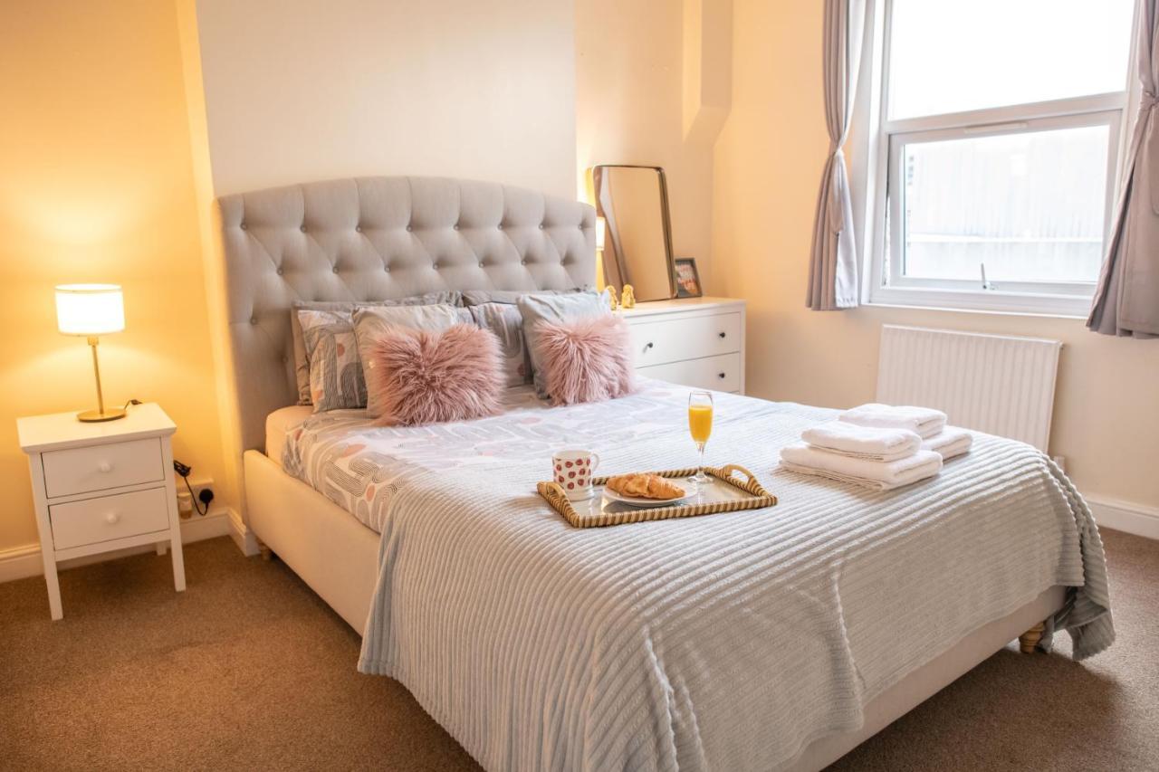 4 Bedroom Flat With High Speed Wi-Fi In North Acton, Ealing, West London Eksteriør billede