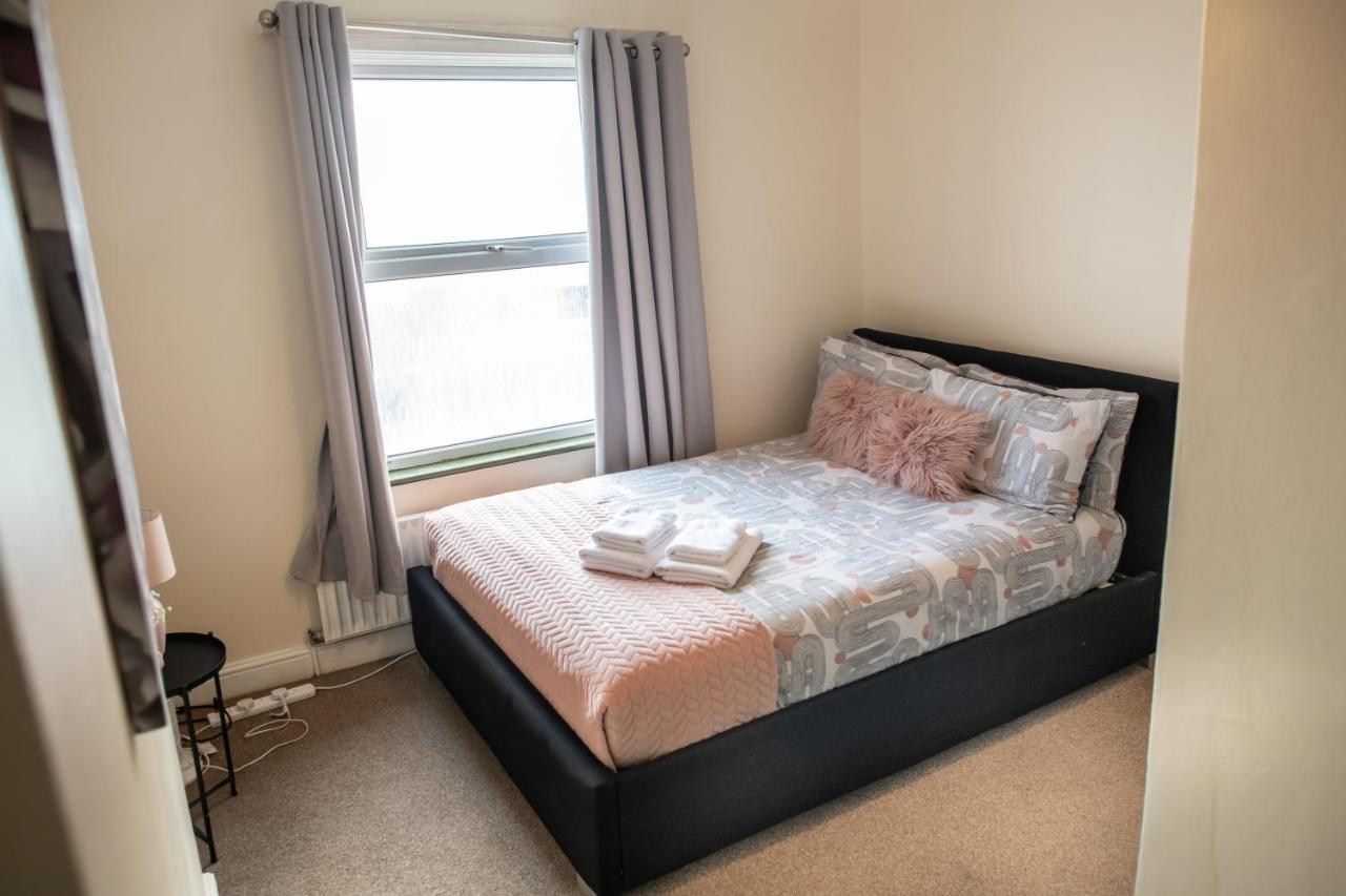 4 Bedroom Flat With High Speed Wi-Fi In North Acton, Ealing, West London Eksteriør billede