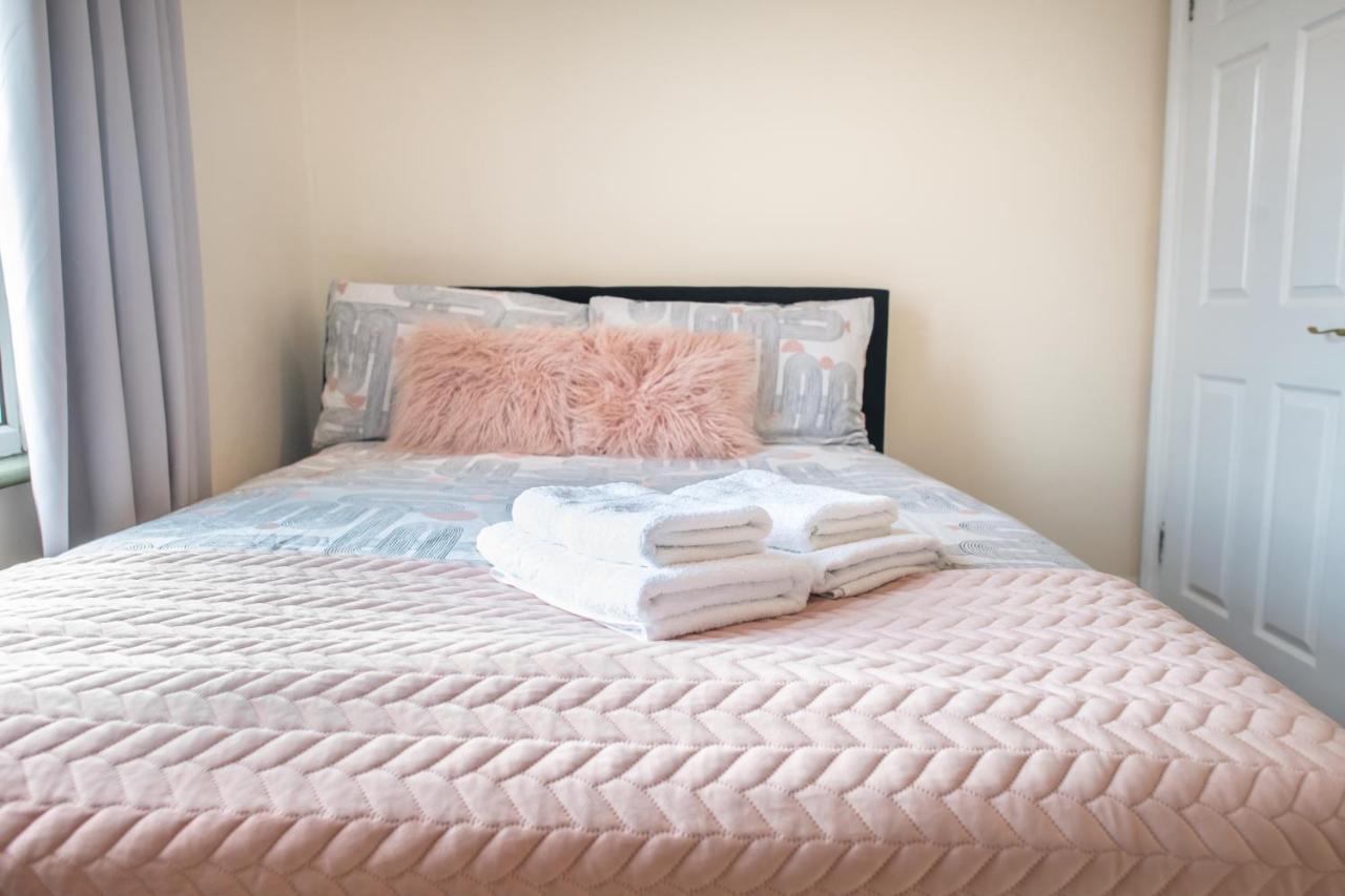 4 Bedroom Flat With High Speed Wi-Fi In North Acton, Ealing, West London Eksteriør billede