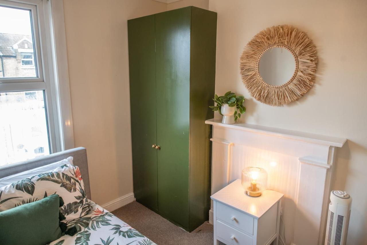 4 Bedroom Flat With High Speed Wi-Fi In North Acton, Ealing, West London Eksteriør billede