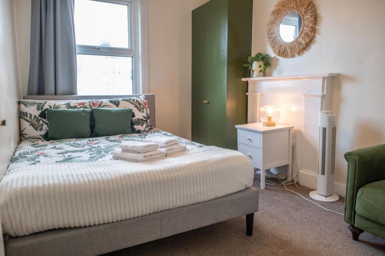 4 Bedroom Flat With High Speed Wi-Fi In North Acton, Ealing, West London Eksteriør billede