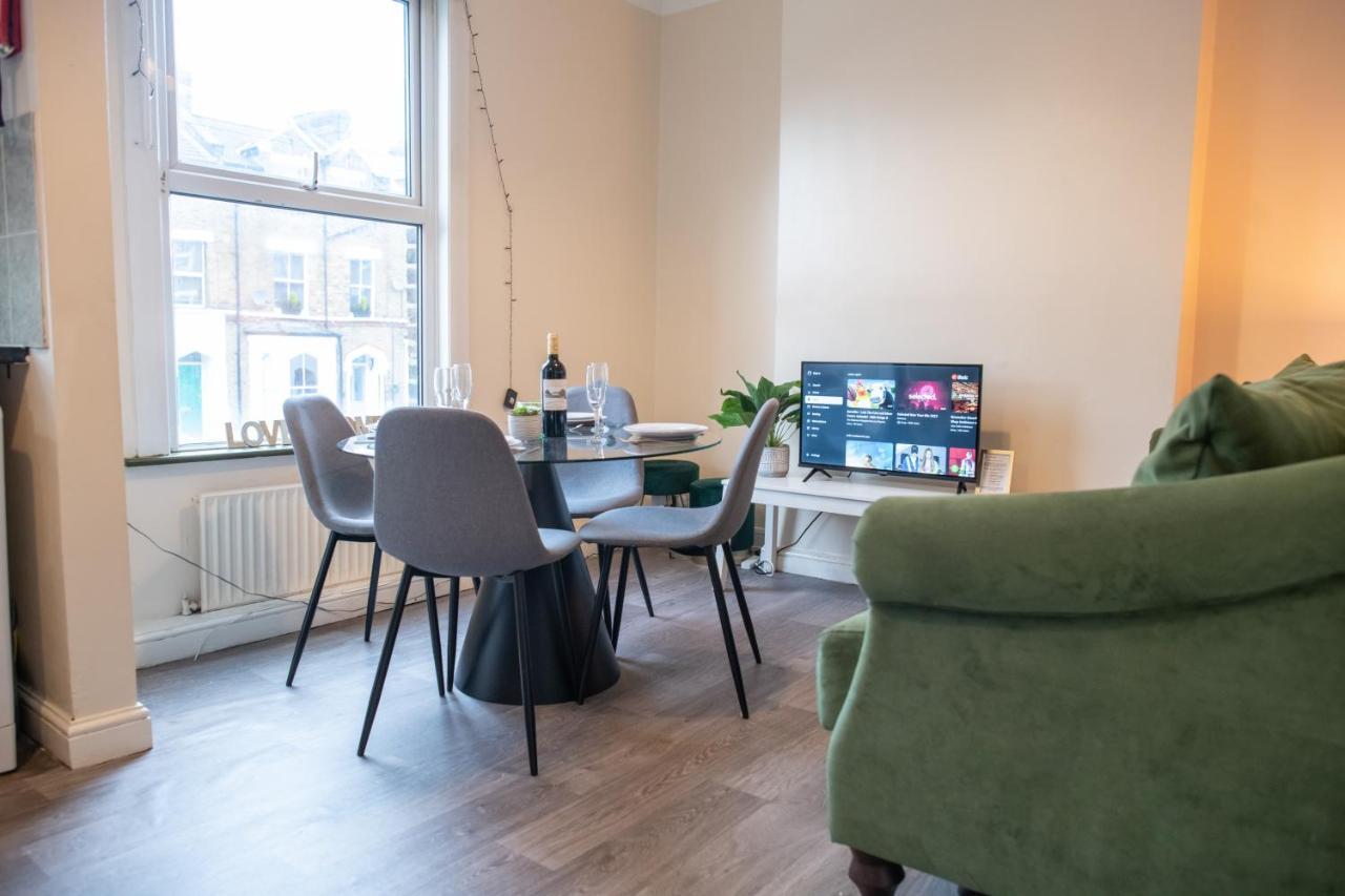 4 Bedroom Flat With High Speed Wi-Fi In North Acton, Ealing, West London Eksteriør billede