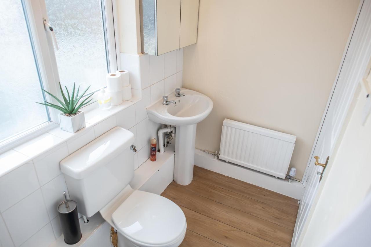 4 Bedroom Flat With High Speed Wi-Fi In North Acton, Ealing, West London Eksteriør billede