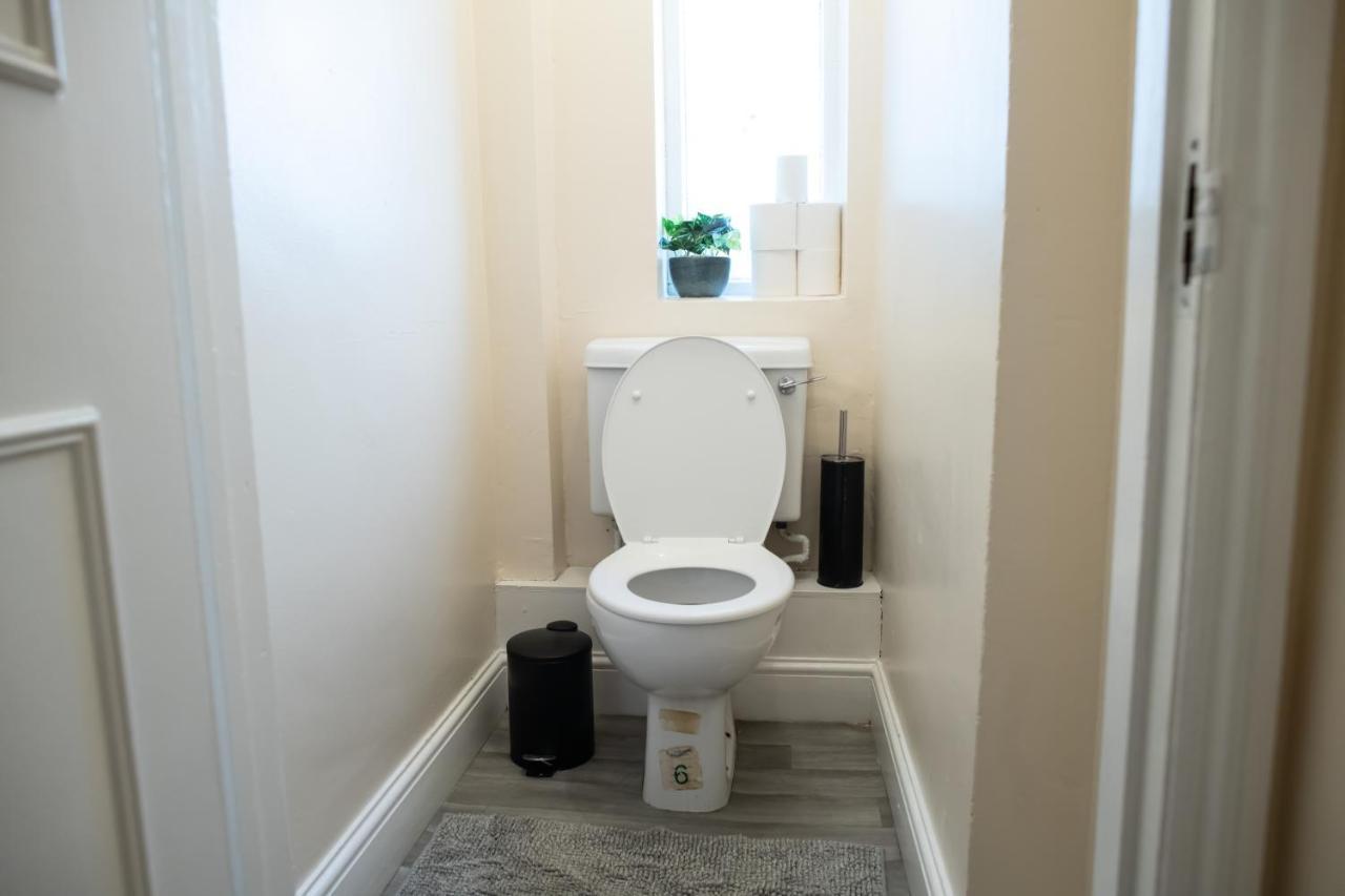 4 Bedroom Flat With High Speed Wi-Fi In North Acton, Ealing, West London Eksteriør billede