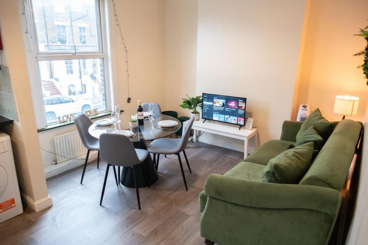 4 Bedroom Flat With High Speed Wi-Fi In North Acton, Ealing, West London Eksteriør billede