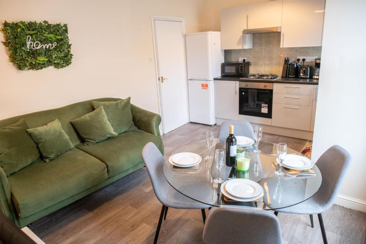 4 Bedroom Flat With High Speed Wi-Fi In North Acton, Ealing, West London Eksteriør billede