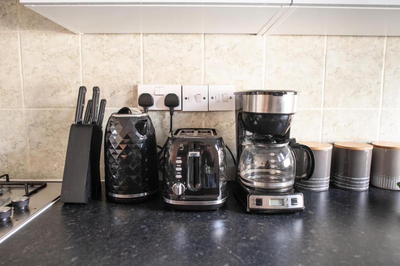 4 Bedroom Flat With High Speed Wi-Fi In North Acton, Ealing, West London Eksteriør billede