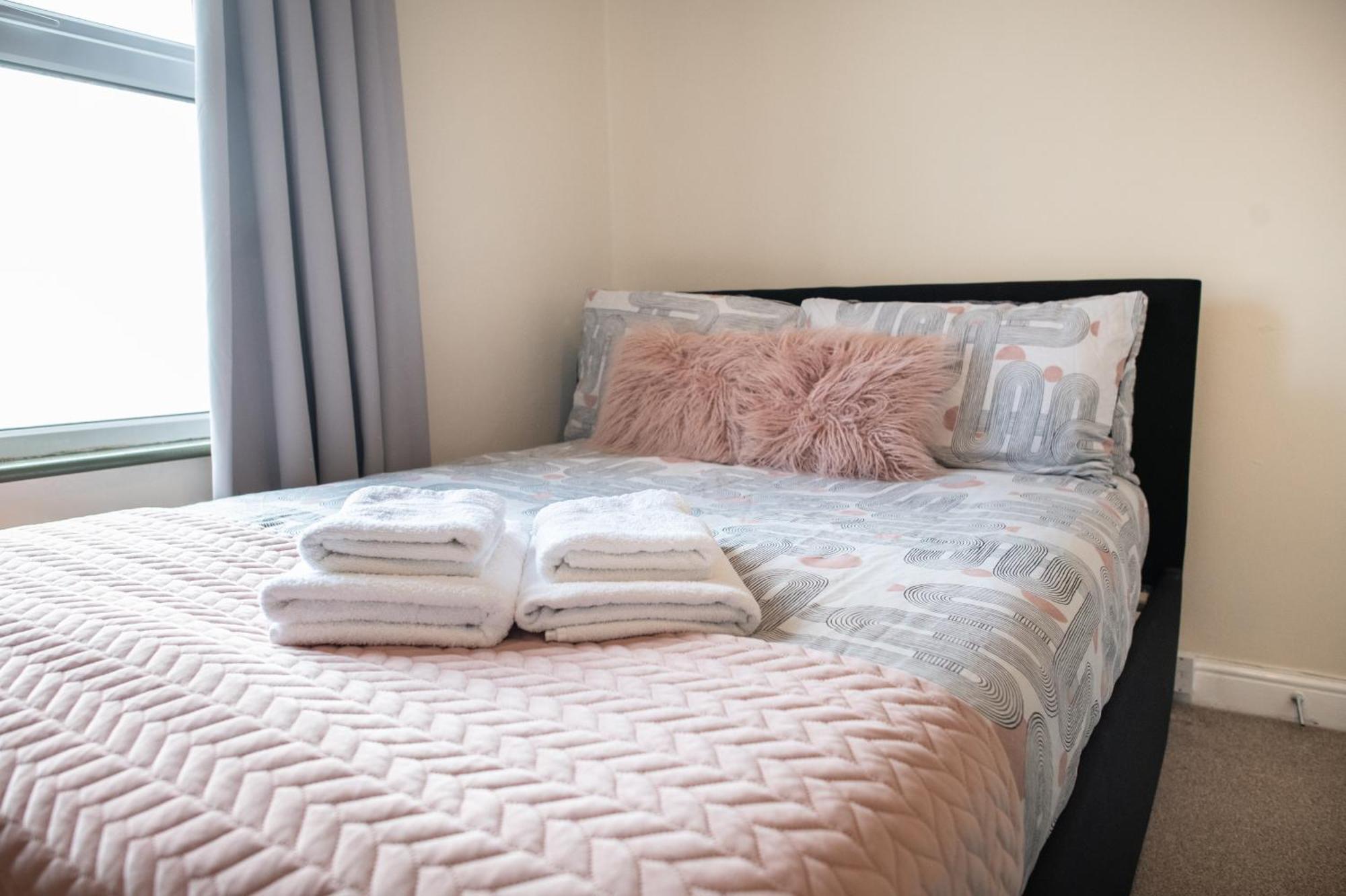 4 Bedroom Flat With High Speed Wi-Fi In North Acton, Ealing, West London Eksteriør billede