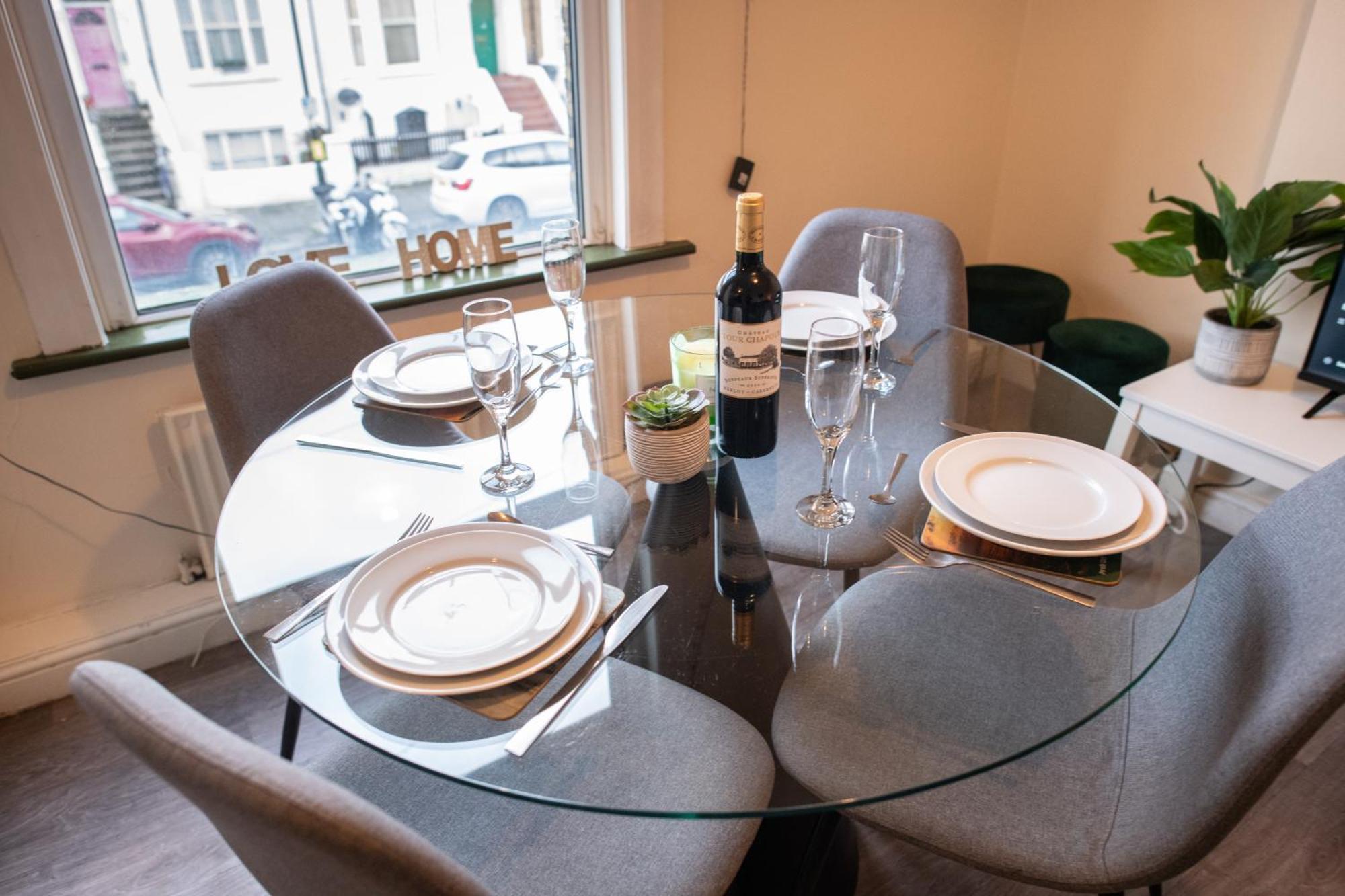 4 Bedroom Flat With High Speed Wi-Fi In North Acton, Ealing, West London Eksteriør billede