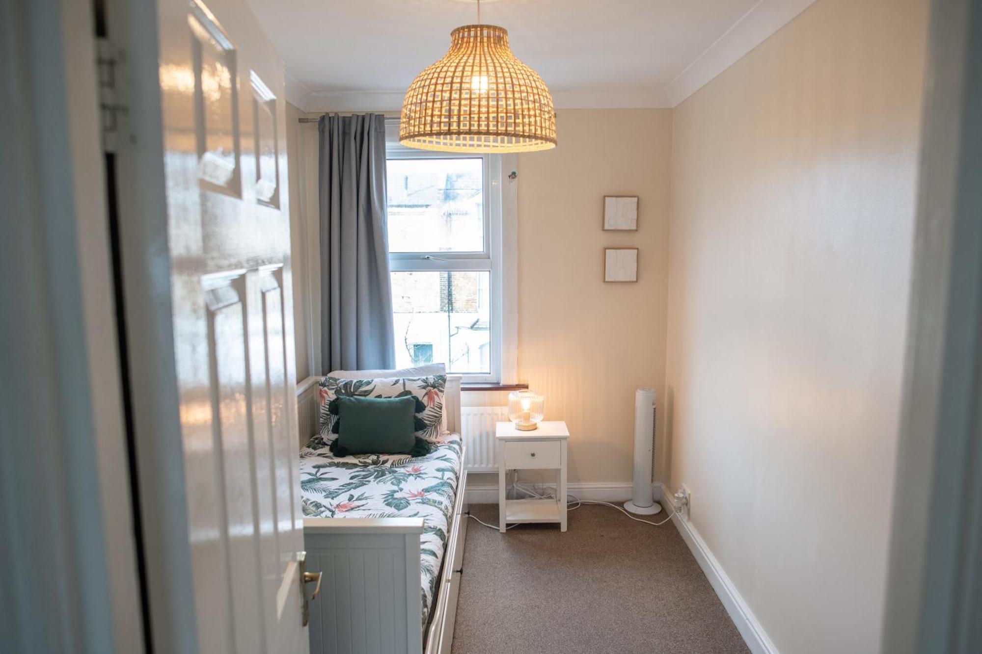 4 Bedroom Flat With High Speed Wi-Fi In North Acton, Ealing, West London Eksteriør billede