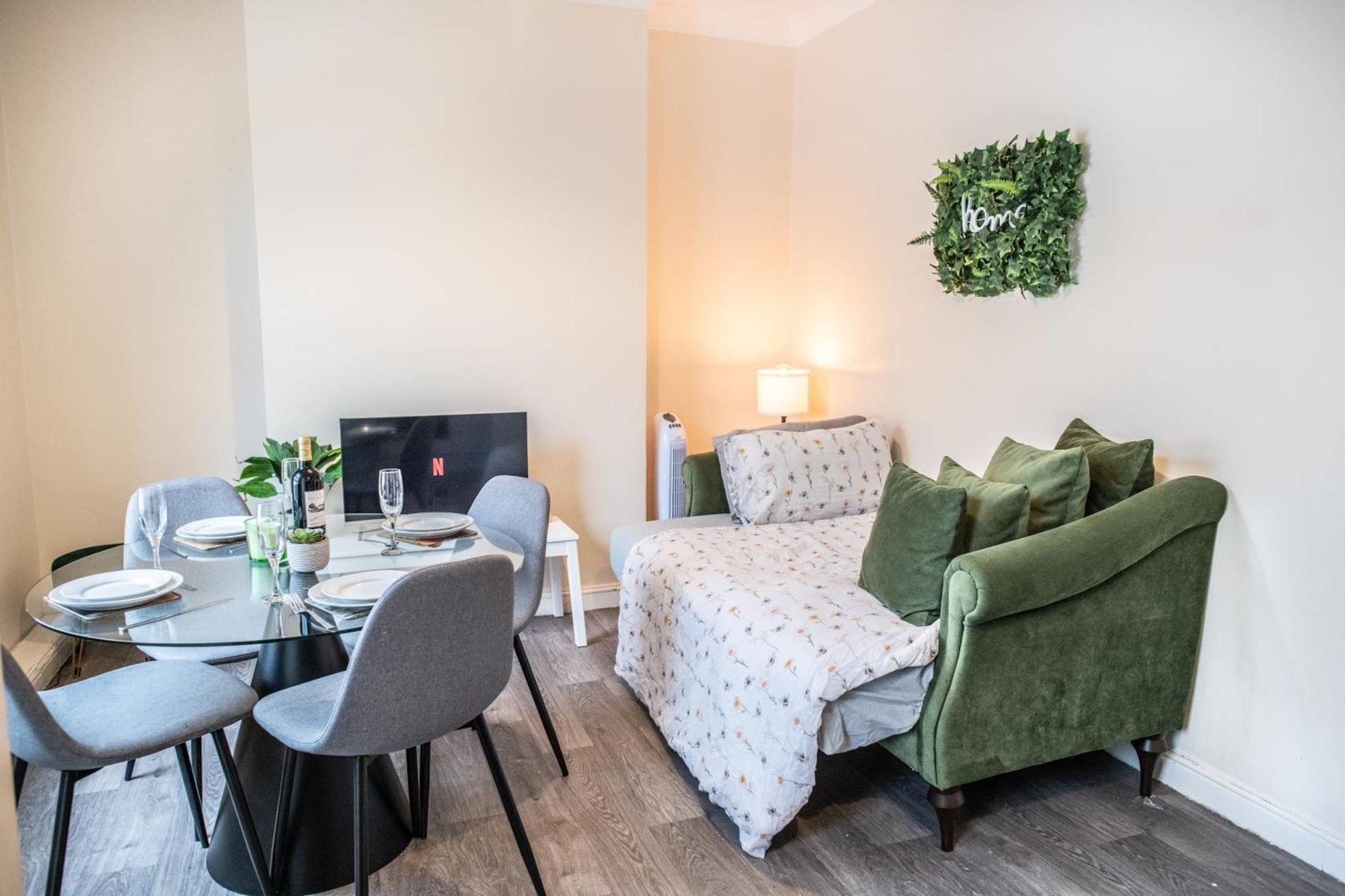 4 Bedroom Flat With High Speed Wi-Fi In North Acton, Ealing, West London Eksteriør billede